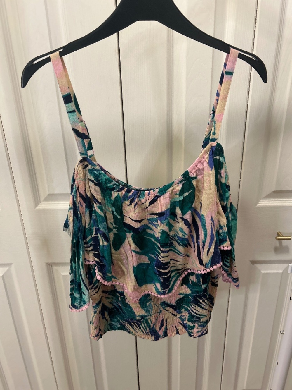 Torrid Sand Floral Short Sleeve Crinkle Cold Shoulder Top Size 1